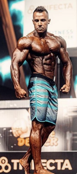 masteron-drostanolone-bodybuilder-on-stage